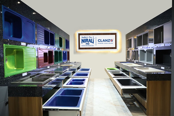 Vai trò của kệ trưng bày chậu rửa bát trong showroom, cửa hàng