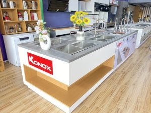 One Tech Việt Nam – Đơn vị sản xuất và thiết kế kệ trưng bày chậu rửa bát chuyên nghiệp