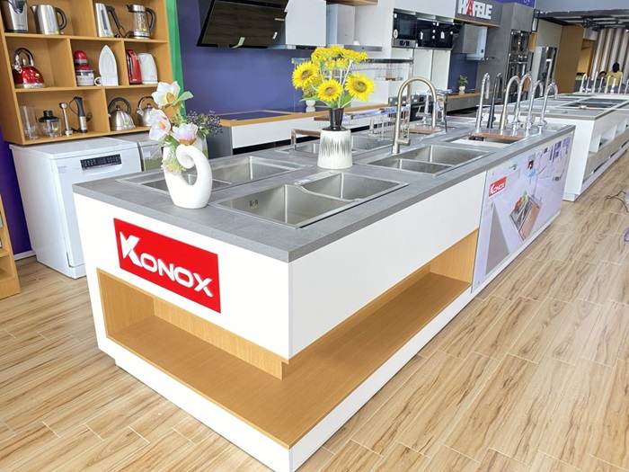 One Tech Việt Nam – Đơn vị sản xuất và thiết kế kệ trưng bày chậu rửa bát chuyên nghiệp