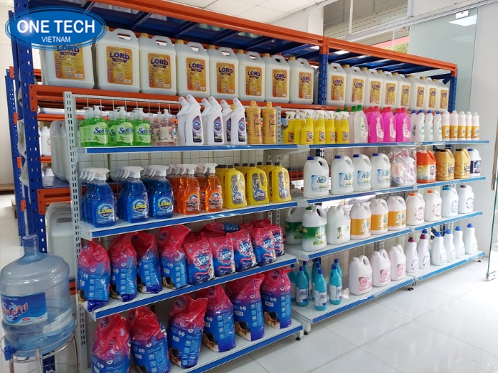 Kệ trưng bày nước giặt đóng vai trò quan trọng trong cửa hàng