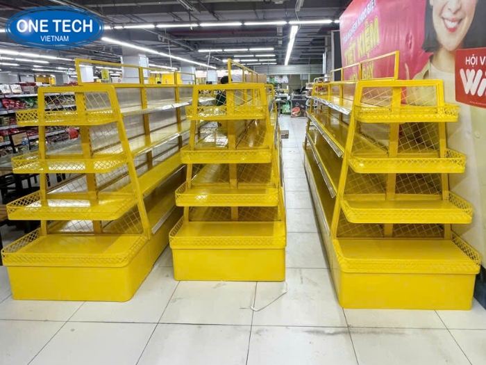 Kệ trưng bày nước giặt màu vàng bắt mắt