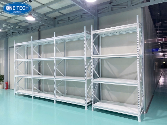 Kệ trung tải màu trắng sử dụng sắt dày đem lại sức tải cao
