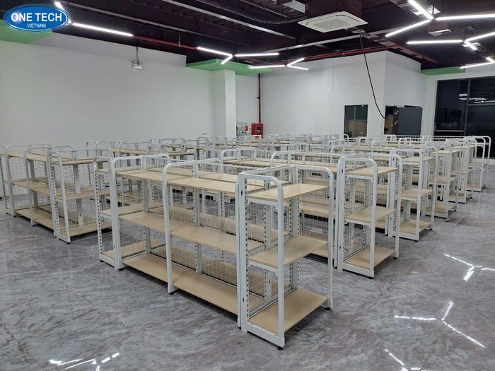 Kệ trưng bày đồ uống đóng lon và nước nhập khẩu