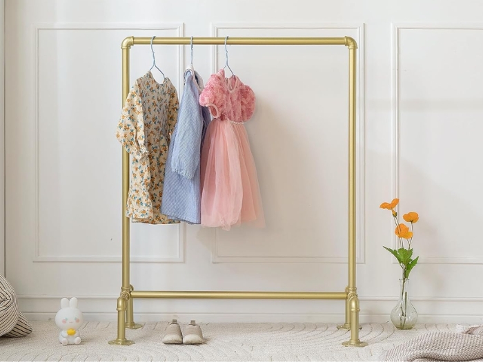 Kệ trưng bày quần áo trẻ em