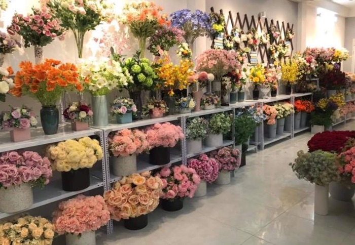 Cửa hàng sử dụng kệ V lỗ đa năng trưng bày hoa