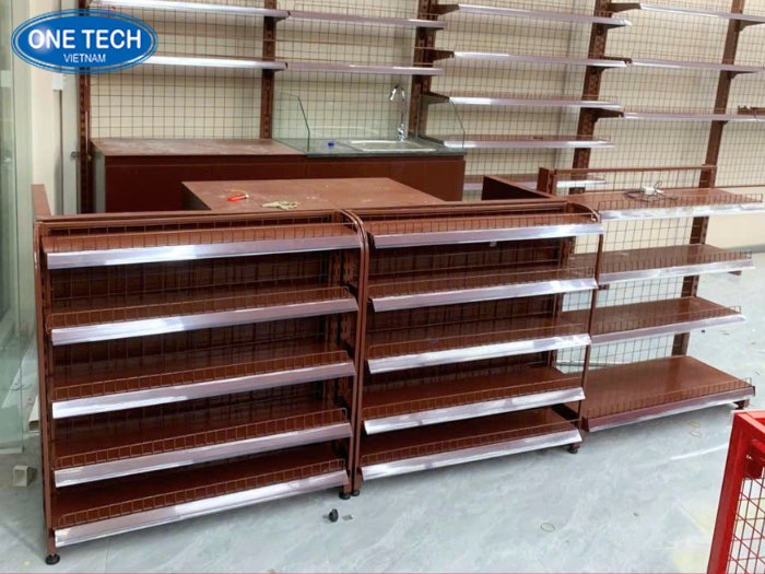 Kệ siêu thị mini đặt trước bàn thu ngân