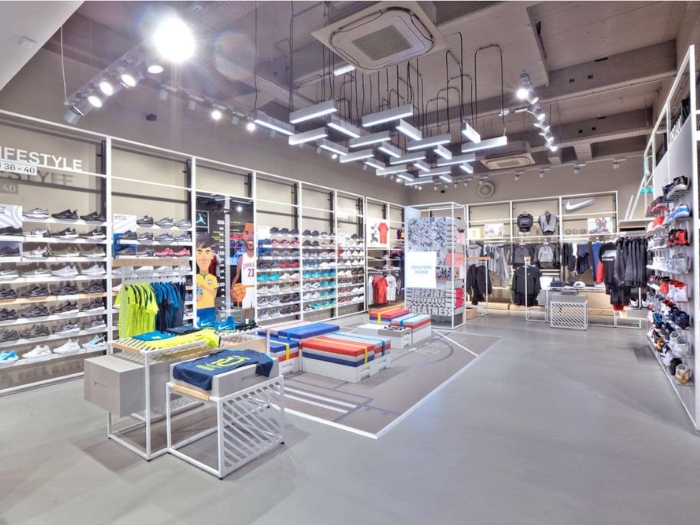 Kết hợp với các đèn led hắt tạo nên không gian trưng bày đồ thể thao chuyên nghiệp