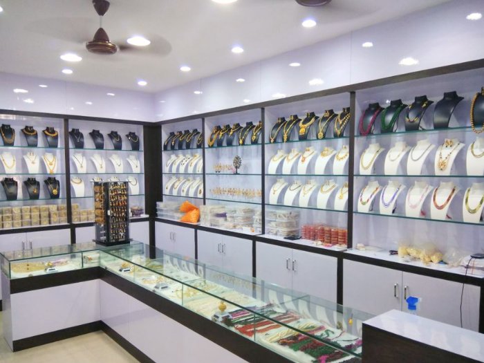 Kệ phối màu trắng đen đơn giản cho cửa hàng trang sức nam