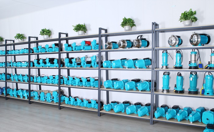 Kệ trưng bày máy bơm nước nâng tầm không gian kinh doanh