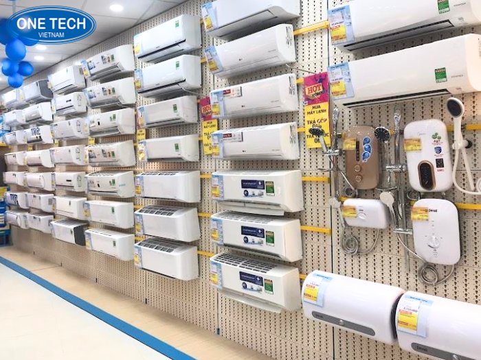 Kệ lưng tôn đục lỗ áp tường trưng bày máy lạnh