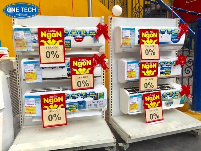 Kệ màu trắng lưng tôn liền bày điều hòa, máy lạnh