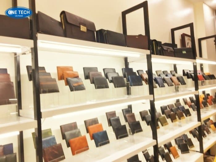 Kệ trưng bày ví khung sắt mâm gỗ kết hợp đèn LED