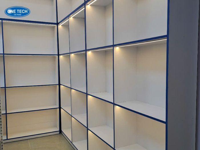 Kệ gỗ kết hợp đèn LED trưng bày ví