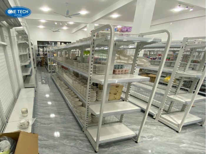 Kệ siêu thị lưng lưới 4 tầng trong không gian bán hàng