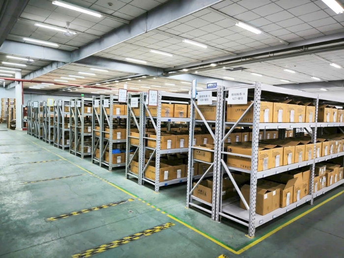 Kệ dùng sắp xếp hàng hóa trong kho trung chuyển