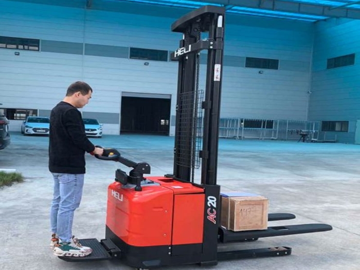 Xe nâng đứng lái tối ưu lối đi hẹp