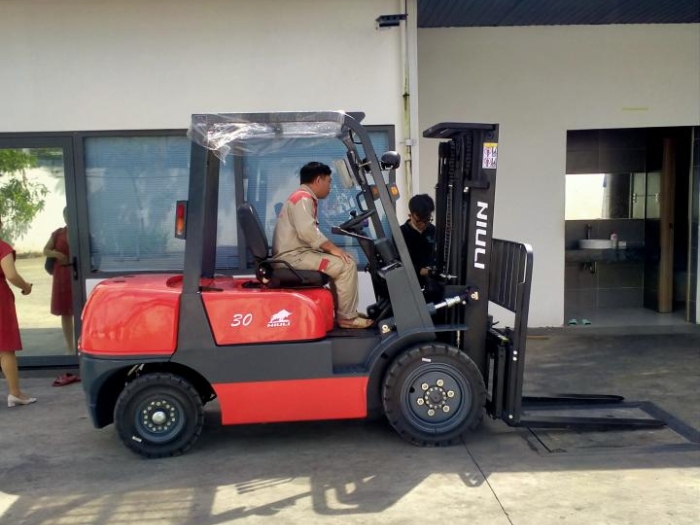 Xe nâng ngồi lái hoạt động hiệu quả trong kho kệ Selective