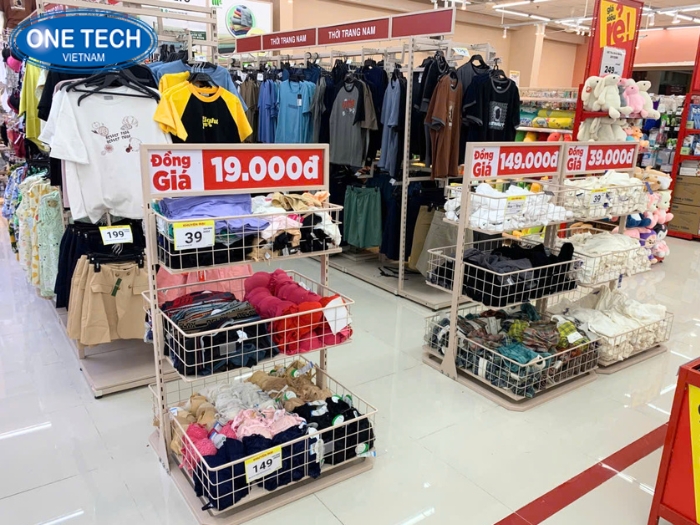 Kệ cho khu vực thời trang tại Winmart