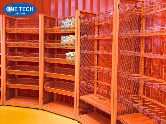 Kệ màu cam độc đáo phối móc treo và giỏ mì