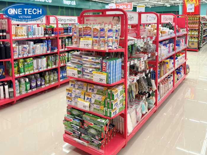 Kệ màu hồng bày hàng mỹ phẩm siêu thị Winmart