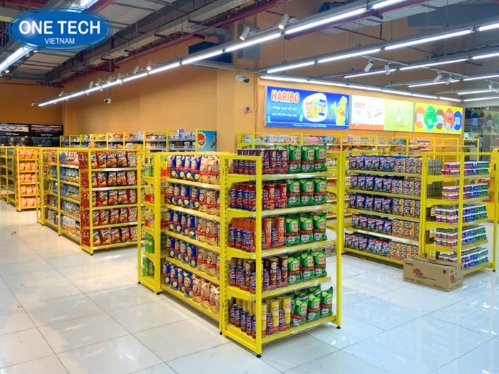 Kệ màu vàng khung vuông góc bày đồ ăn vặt Winmart