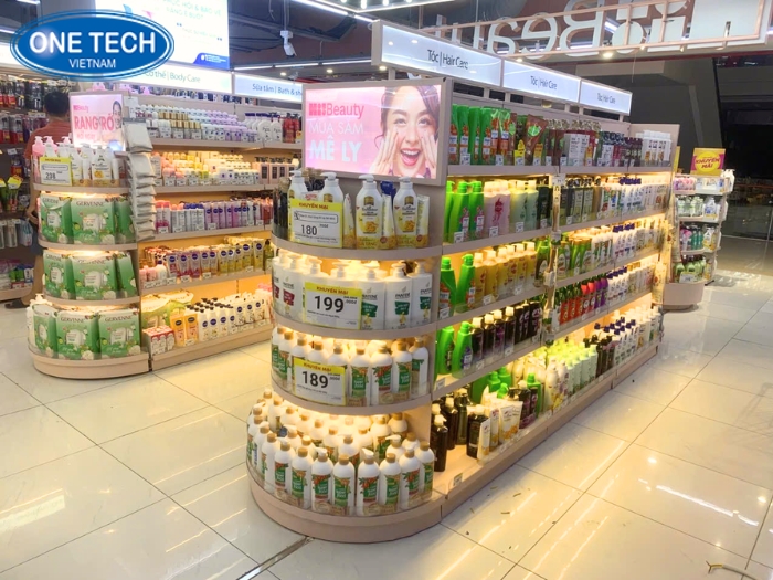 Kệ siêu thị phối đèn LED chiếu sáng nổi bật