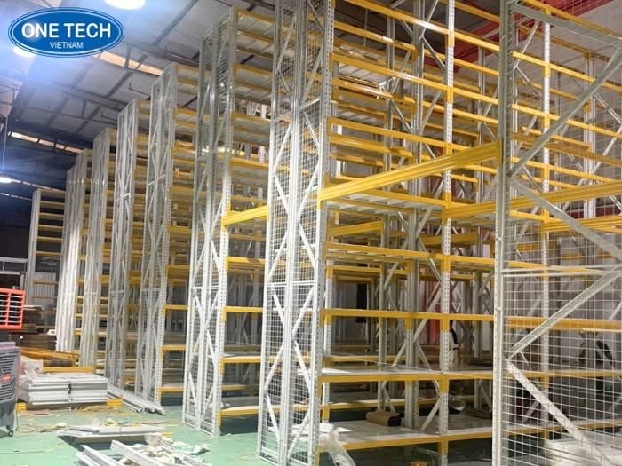 Kệ trung tải còn hỗ trợ lấy hàng bằng tay hoặc xe nâng nhỏ
