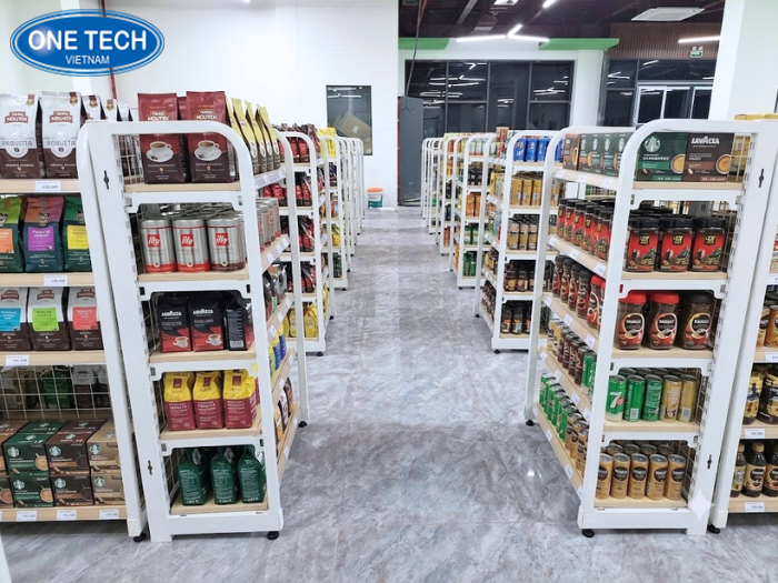 Kệ khung sắt phối mặt gỗ bày các hộp cafe