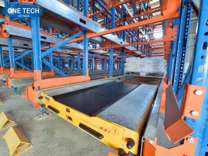 Robot công nghệ cao tích hợp trên kệ Radio Shuttle ngành FMCG