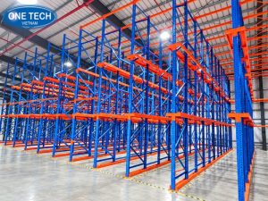 Kệ Drive In cho phép xe nâng di chuyển